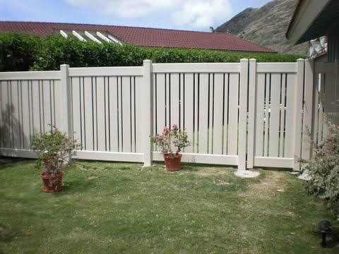 Alternating picket semi-privacy vinyl fence
