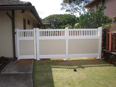 Vinyl privacy fence with picket top