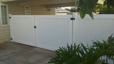 White vinyl privacy fence with double swing gate, Oahu